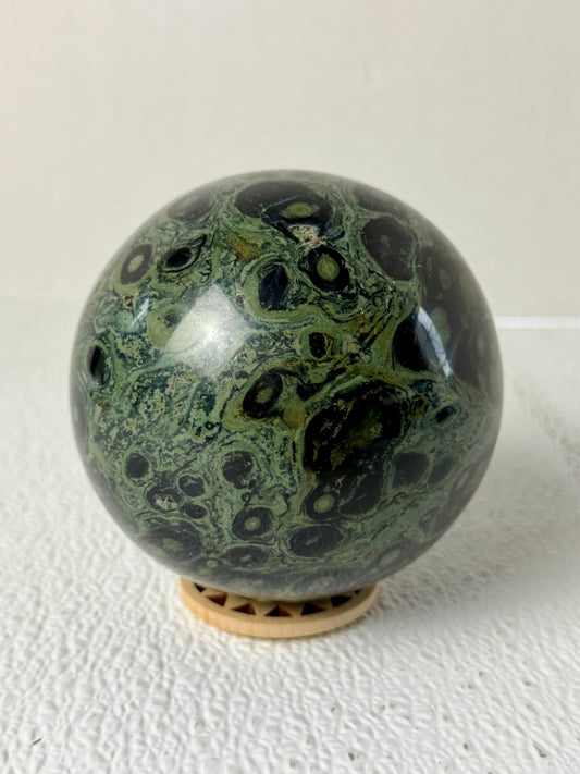 Old Stock Kambaba Jasper Sphere (1,400g / 3.08 lbs) – High-Density Fossilized Stromatolite Eye Pattern