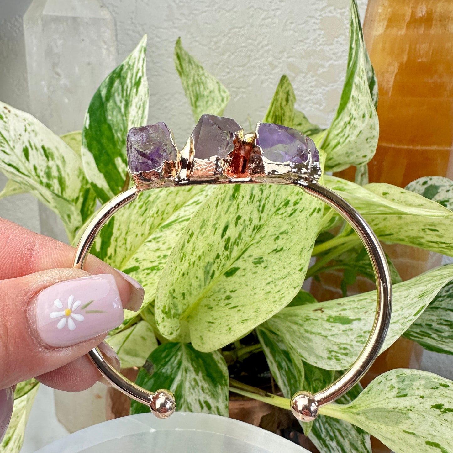 Raw Amethyst Bangle – Adjustable Copper Setting
Intuition | Protection | Spiritual Calm