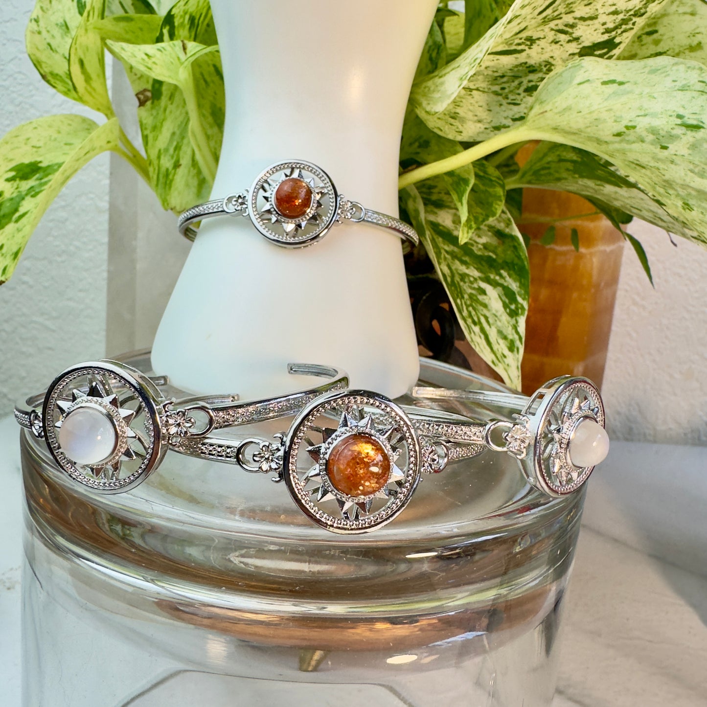 Sunstone or Moonstone Spinning Fidget Bangle
☀️ Sun Symbol | Empowerment | Emotional Balance | Calming Energy