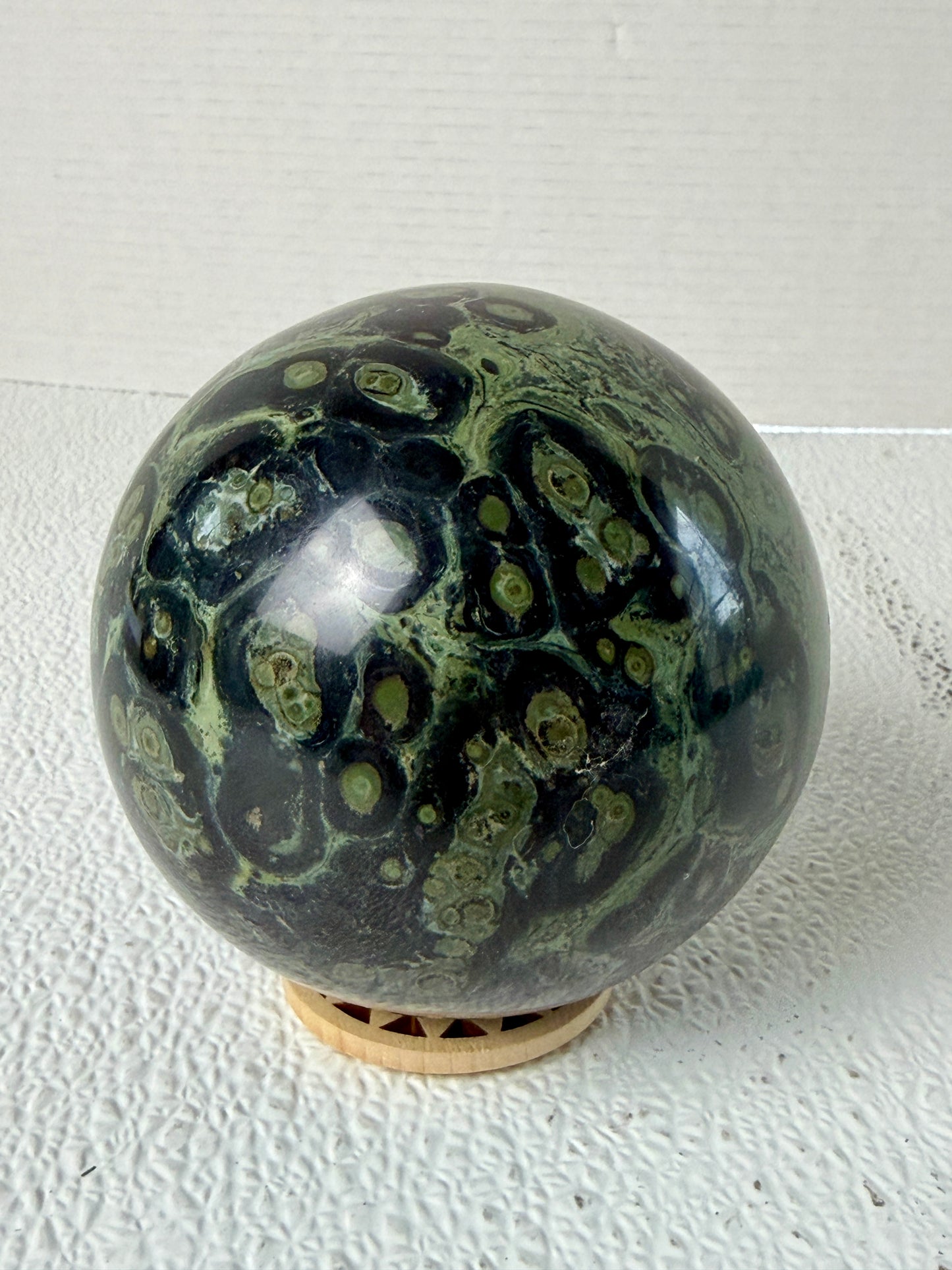 Old Stock Kambaba Jasper Sphere (1,400g / 3.08 lbs) – High-Density Fossilized Stromatolite Eye Pattern