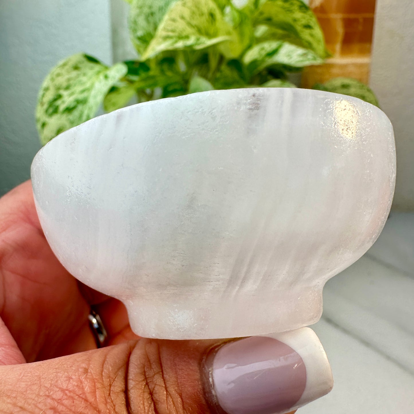Mangano Calcite Bowls — 69mm | Precision Carved
Gentle Healing | Self-Love | Heart Activation