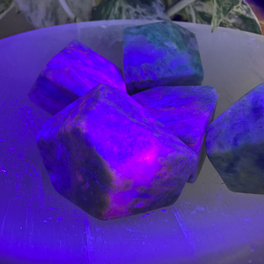Hackmanite Gushers (Freeforms) — UV Reactive
Mystery | Intuition | Light Within Shadow