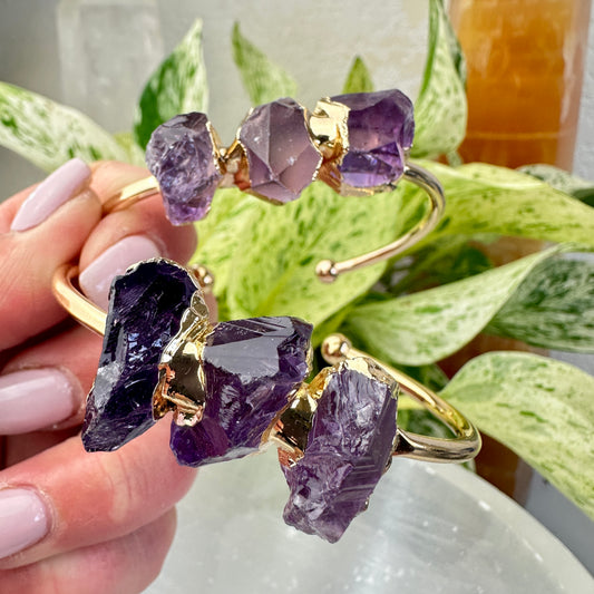 Raw Amethyst Bangle – Adjustable Copper Setting
Intuition | Protection | Spiritual Calm