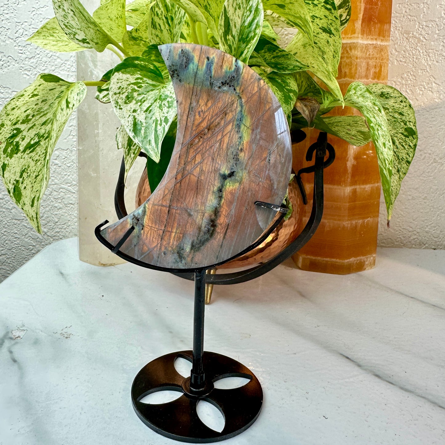 Sunset Flash Labradorite Crescent Moon on Custom Stand
🌙 Mystical Protection • Solar Energy • Cosmic Insight