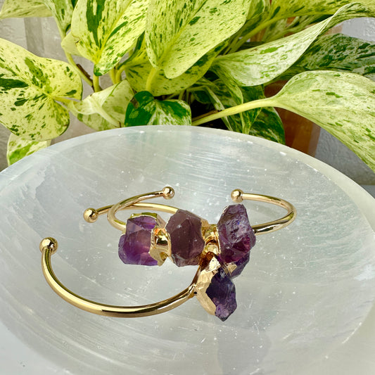 Raw Amethyst Bangle – Adjustable Copper Setting
Intuition | Protection | Spiritual Calm