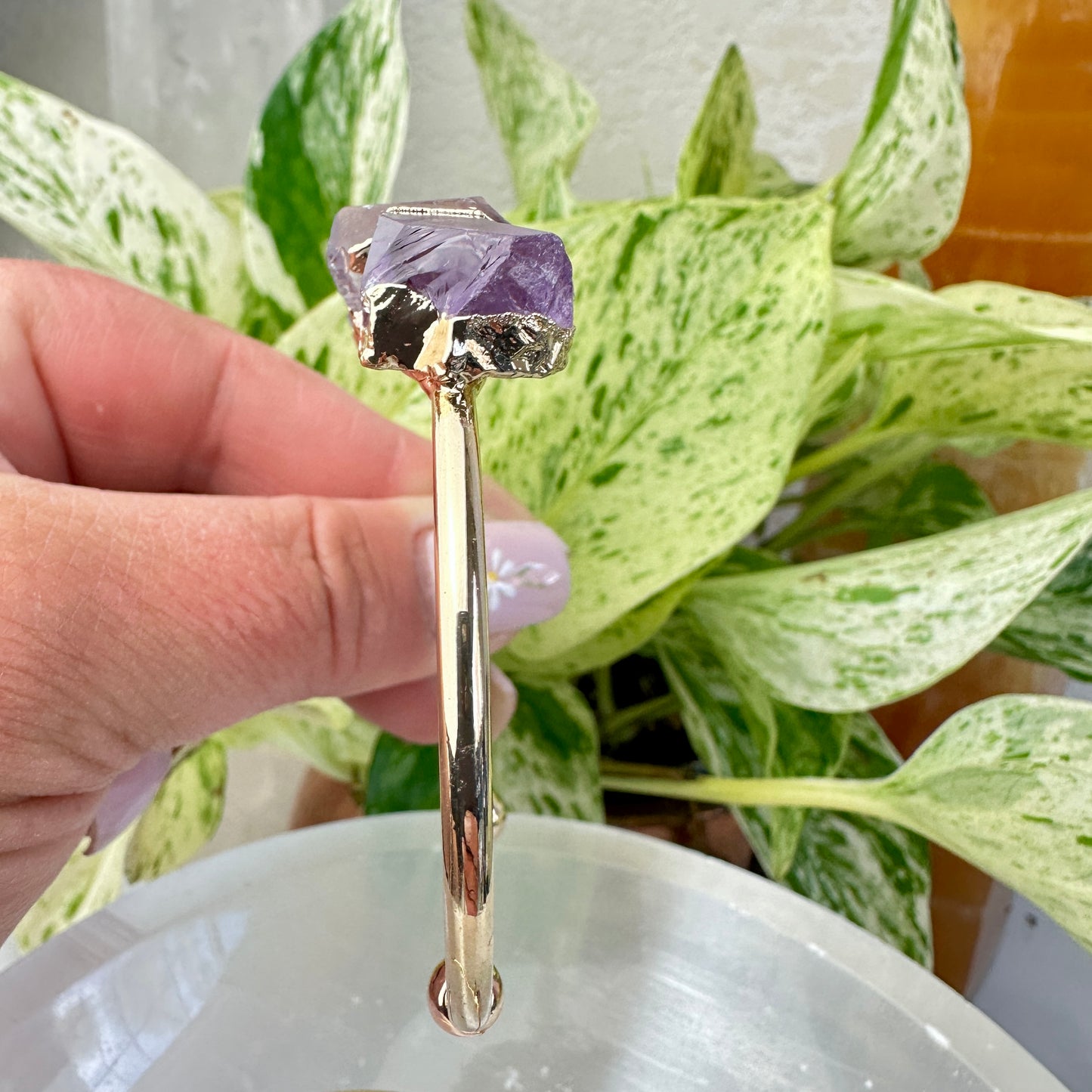 Raw Amethyst Bangle – Adjustable Copper Setting
Intuition | Protection | Spiritual Calm