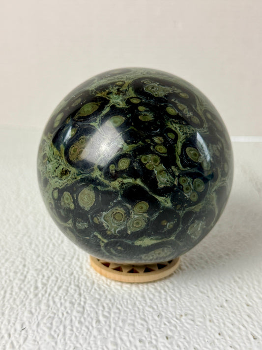 Old Stock Kambaba Jasper Sphere (1,400g / 3.08 lbs) – High-Density Fossilized Stromatolite Eye Pattern
