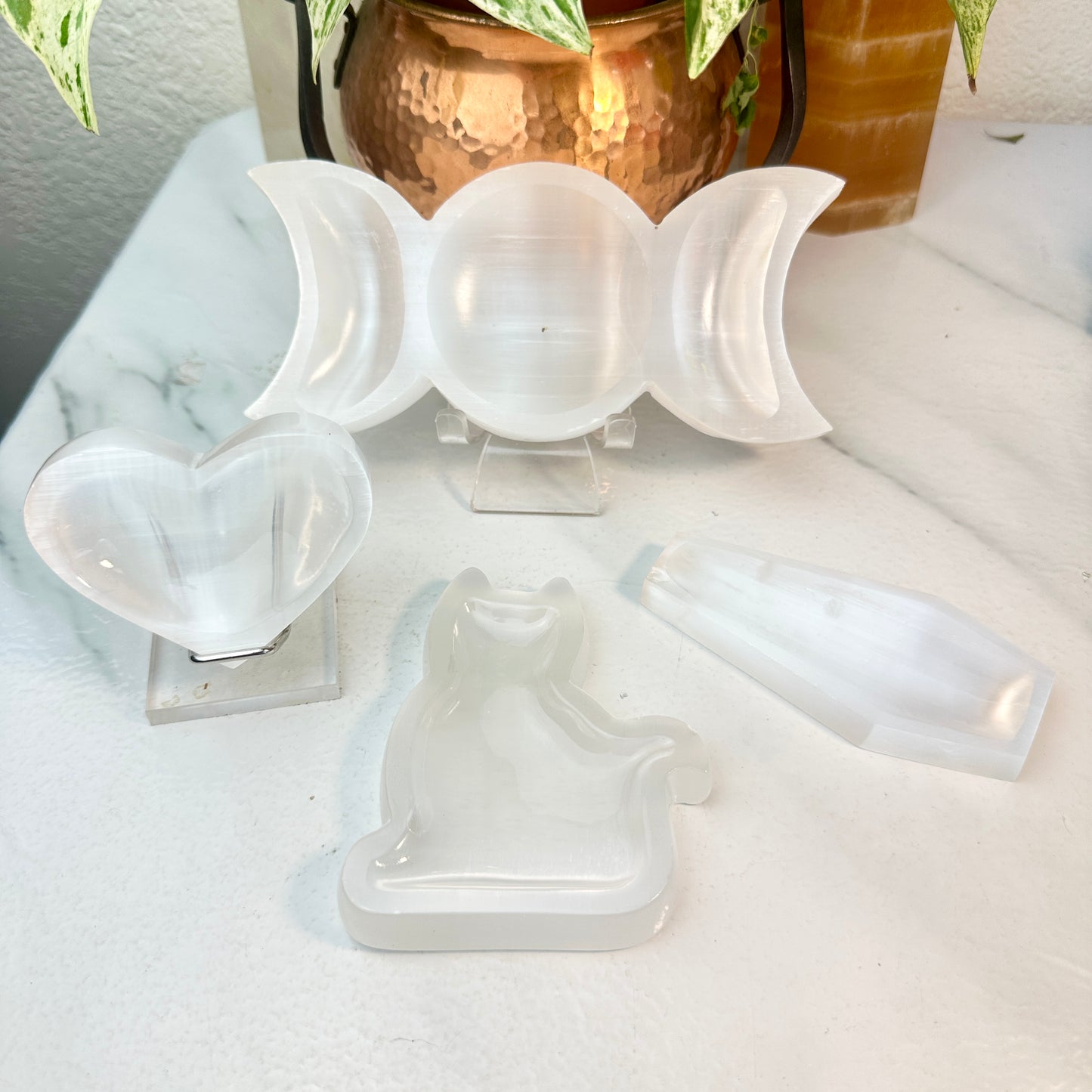 Satin Spar Bowls — Coffin, Cat, Heart, and Triple Moon
Energy Cleansing | Aura Purification | Lunar Harmony