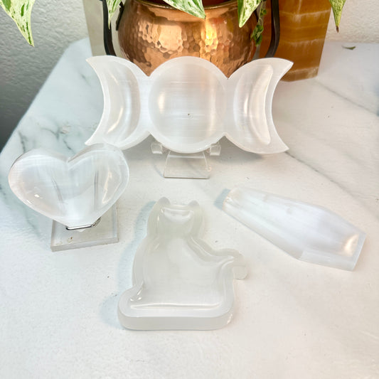 Satin Spar Bowls — Coffin, Cat, Heart, and Triple Moon
Energy Cleansing | Aura Purification | Lunar Harmony